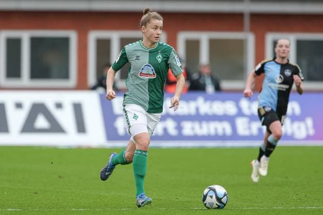 v.li.: Michelle Ulbrich (SV Werder Bremen, 5) am Ball, Einzelbild, Ganzkörper, Aktion, Action, Spielszene, DIE DFB-RICHTLINIEN UNTERSAGEN JEGLICHE NUTZUNG VON FOTOS ALS SEQUENZBILDER UND ODER VIDEOÄHNLICHE FOTOSTRECKEN. DFB REGULATIONS PROHIBIT ANY USE OF PHOTOGRAPHS AS IMAGE SEQUENCES AND OR QUASI-VIDEO., 03.02.2024, Bremen (Deutschland), Fussball, Google Pixel Frauen-Bundesliga, SV Werder Bremen - 1. FC Nürnberg