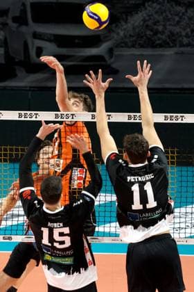 DEU, DVV, 1.VBL, BR Volleys vs. TSV Haching Muenchen, 03.02.2024, Max-Schmeling-Halle, Berlin, DEU, DVV, 1.VBL, BR Volleys vs. TSV Haching Muenchen, im Bild Tobias Krick (BR Volleys 21), Ruben Lopez Garcia (Haching Muenchen 15), Juro Petrusic (Haching Muenchen 11) Foto: Juergen Engler nordphoto GmbH