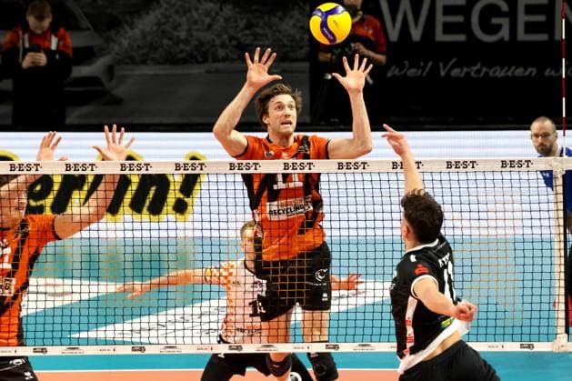 DEU, DVV, 1.VBL, BR Volleys vs. TSV Haching Muenchen, 03.02.2024, Max-Schmeling-Halle, Berlin, DEU, DVV, 1.VBL, BR Volleys vs. TSV Haching Muenchen, im Bild Cody Kessel (BR Volleys 11), Juro Petrusic (Haching Muenchen 11) Foto: Juergen Engler nordphoto GmbH
