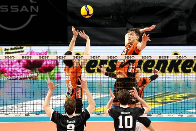DEU, DVV, 1.VBL, BR Volleys vs. TSV Haching Muenchen, 03.02.2024, Max-Schmeling-Halle, Berlin, DEU, DVV, 1.VBL, BR Volleys vs. TSV Haching Muenchen, im Bild Leon Dervisaj (BR Volleys 14), Tobias Krick (BR Volleys 21), Ian Schein (Haching Muenchen 9), Daniel Guenther (Haching Muenchen 10) Foto: Juergen Engler nordphoto GmbH