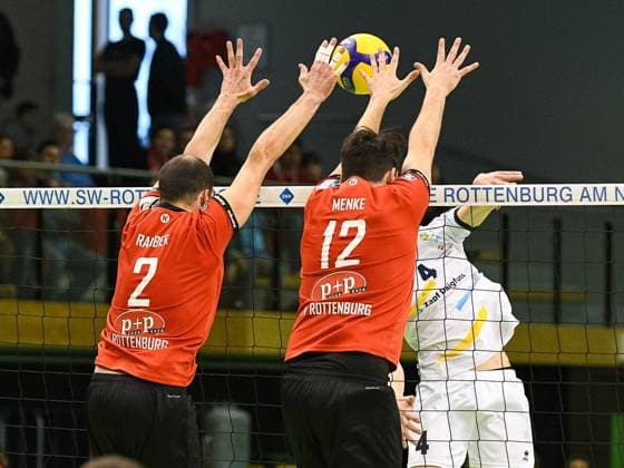 Felix Hemmer (SV Schwaig 4), Angriff, Moritz Rauber (TV Rottenburg 2), Yannick Menke (TV Rottenburg 12), Block, TV Rottenburg vs. SV Schwaig, Volleyball, 2. Bundesliga, Spieltag 16, Saison 2023-2024, 04.02.2024, TV Rottenburg vs. SV Schwaig, Volleyball, 2. Bundesliga, Spieltag 16, Saison 2023-2024, 04.02.2024 Rottenburg am Neckar Copyright: xEibner-Pressefoto FlorianxSchustx EP_FSU