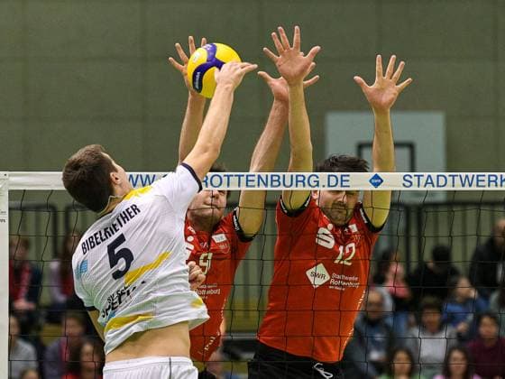 Yannick Bibelriether (SV Schwaig 5), Linus Herrmann (TV Rottenburg 9), Yannick Menke (TV Rottenburg 12), Block, TV Rottenburg vs. SV Schwaig, Volleyball, 2. Bundesliga, Spieltag 16, Saison 2023-2024, 04.02.2024, TV Rottenburg vs. SV Schwaig, Volleyball, 2. Bundesliga, Spieltag 16, Saison 2023-2024, 04.02.2024 Rottenburg am Neckar Copyright: xEibner-Pressefoto FlorianxSchustx EP_FSU