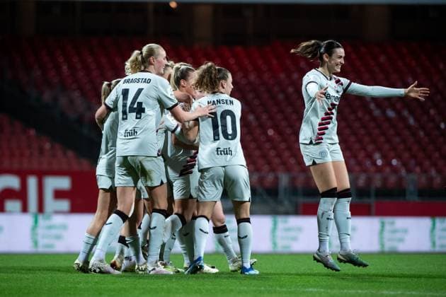 Melissa Friedrich (Bayer 04 Leverkusen, 03), Synne Skinnes Hansen (Bayer 04 Leverkusen, 10), Selina Ostermeier (Bayer 04 Leverkusen, 02) und Team jubeln ueber das Tor zum 0:1, GER, FC Nuernberg vs Bayer 04 Leverkusen, Fussball Google Pixel Frauen Bundesliga, 13. Spieltag, Saison 2023 2024, 12.02.2024 DFB regulations prohibit any use of photographs as image sequences and or quasi-video GER, FC Nuernberg vs Bayer 04 Leverkusen, Fussball Google Pixel Frauen Bundesliga, 13. Spieltag, Saison 2023 2024, 12.02.2024 Nuernberg Copyright: xEibner-Pressefoto Memmlerx EP_MMR