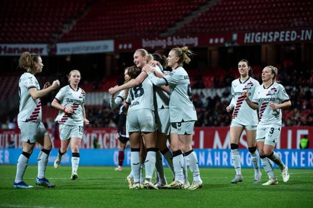 Karolina Lea Vilhjalmsdottir (Bayer 04 Leverkusen, 18), Emilie Bragstad (Bayer 04 Leverkusen, 14), Nikola Karczewska (Bayer 04 Leverkusen, 09), Melissa Friedrich (Bayer 04 Leverkusen, 03), Selina Ostermeier (Bayer 04 Leverkusen, 02), Synne Skinnes Hansen (Bayer 04 Leverkusen, 10) jubeln ueber das Tor zum 1:2, GER, FC Nuernberg vs Bayer 04 Leverkusen, Fussball Google Pixel Frauen Bundesliga, 13. Spieltag, Saison 2023 2024, 12.02.2024 DFB regulations prohibit any use of photographs as image sequences and or quasi-video GER, FC Nuernberg vs Bayer 04 Leverkusen, Fussball Google Pixel Frauen Bundesliga, 13. Spieltag, Saison 2023 2024, 12.02.2024 Nuernberg Copyright: xEibner-Pressefoto Memmlerx EP_MMR