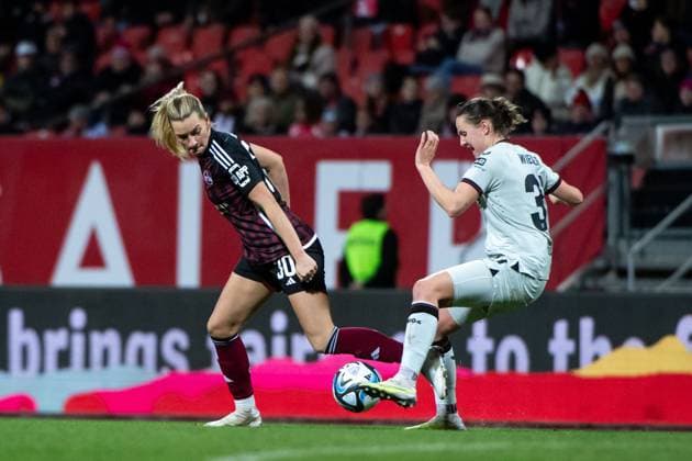 Medina Desic (FC Nuernberg, 30) im Zweikampf mit Verena Wieder (Bayer 04 Leverkusen, 31), GER, FC Nuernberg vs Bayer 04 Leverkusen, Fussball Google Pixel Frauen Bundesliga, 13. Spieltag, Saison 2023 2024, 12.02.2024 DFB regulations prohibit any use of photographs as image sequences and or quasi-video GER, FC Nuernberg vs Bayer 04 Leverkusen, Fussball Google Pixel Frauen Bundesliga, 13. Spieltag, Saison 2023 2024, 12.02.2024 Nuernberg Copyright: xEibner-Pressefoto Memmlerx EP_MMR