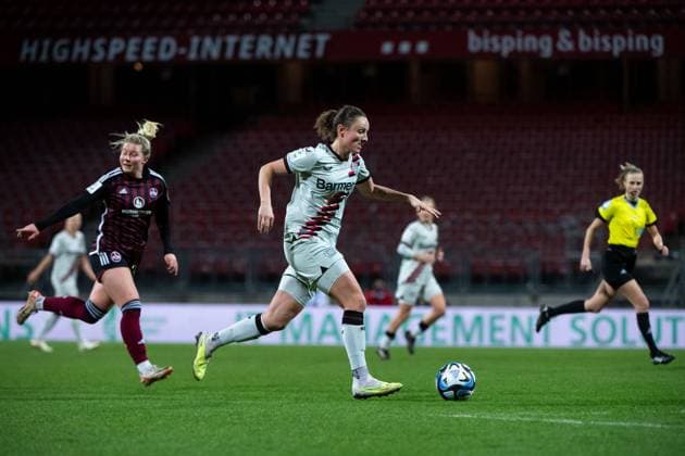 Verena Wieder (Bayer 04 Leverkusen, 31) am Ball, GER, FC Nuernberg vs Bayer 04 Leverkusen, Fussball Google Pixel Frauen Bundesliga, 13. Spieltag, Saison 2023 2024, 12.02.2024 DFB regulations prohibit any use of photographs as image sequences and or quasi-video GER, FC Nuernberg vs Bayer 04 Leverkusen, Fussball Google Pixel Frauen Bundesliga, 13. Spieltag, Saison 2023 2024, 12.02.2024 Nuernberg Copyright: xEibner-Pressefoto Memmlerx EP_MMR