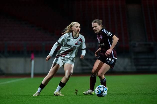 Paulina Bartz (Bayer 04 Leverkusen, 08) im Zweikampf mit Nastassja Lein (FC Nuernberg, 24), GER, FC Nuernberg vs Bayer 04 Leverkusen, Fussball Google Pixel Frauen Bundesliga, 13. Spieltag, Saison 2023 2024, 12.02.2024 DFB regulations prohibit any use of photographs as image sequences and or quasi-video GER, FC Nuernberg vs Bayer 04 Leverkusen, Fussball Google Pixel Frauen Bundesliga, 13. Spieltag, Saison 2023 2024, 12.02.2024 Nuernberg Copyright: xEibner-Pressefoto Memmlerx EP_MMR