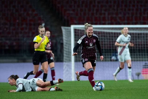 Selma Magnusdottir (FC Nuernberg, 37) aergert sich ueber Schiedsrichterin Davina Lutz, GER, FC Nuernberg vs Bayer 04 Leverkusen, Fussball Google Pixel Frauen Bundesliga, 13. Spieltag, Saison 2023 2024, 12.02.2024 DFB regulations prohibit any use of photographs as image sequences and or quasi-video GER, FC Nuernberg vs Bayer 04 Leverkusen, Fussball Google Pixel Frauen Bundesliga, 13. Spieltag, Saison 2023 2024, 12.02.2024 Nuernberg Copyright: xEibner-Pressefoto Memmlerx EP_MMR