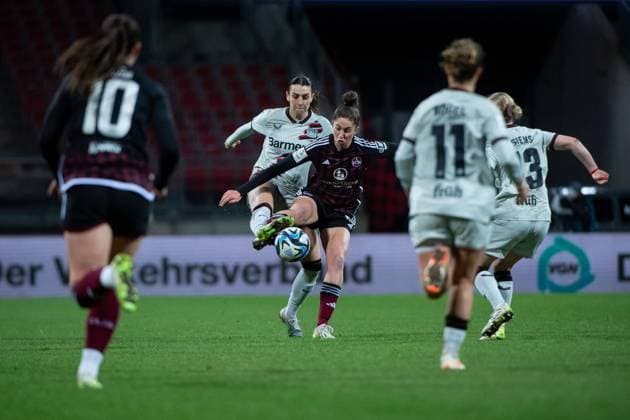 Emma Kusch (FC Nuernberg, 09) im Zweikampf mit Selina Ostermeier (Bayer 04 Leverkusen, 02), davor Weronika Kaczor (FC Nuernberg, 10), Kristin Koegel (Bayer 04 Leverkusen, 11), GER, FC Nuernberg vs Bayer 04 Leverkusen, Fussball Google Pixel Frauen Bundesliga, 13. Spieltag, Saison 2023 2024, 12.02.2024 DFB regulations prohibit any use of photographs as image sequences and or quasi-video GER, FC Nuernberg vs Bayer 04 Leverkusen, Fussball Google Pixel Frauen Bundesliga, 13. Spieltag, Saison 2023 2024, 12.02.2024 Nuernberg Copyright: xEibner-Pressefoto Memmlerx EP_MMR