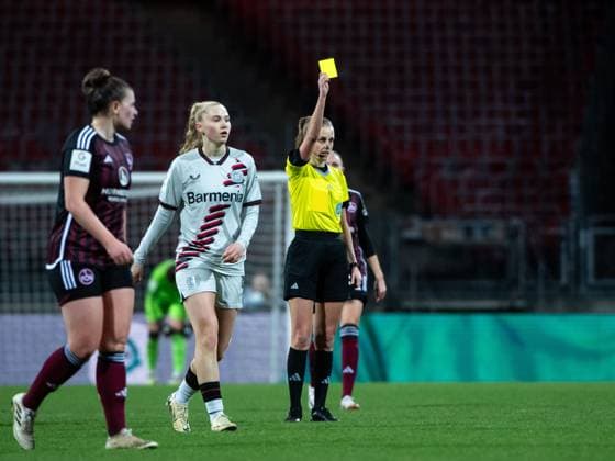 Schiedsrichterin Davina Lutz zeigt die gelbe Karte, GER, FC Nuernberg vs Bayer 04 Leverkusen, Fussball Google Pixel Frauen Bundesliga, 13. Spieltag, Saison 2023 2024, 12.02.2024 DFB regulations prohibit any use of photographs as image sequences and or quasi-video GER, FC Nuernberg vs Bayer 04 Leverkusen, Fussball Google Pixel Frauen Bundesliga, 13. Spieltag, Saison 2023 2024, 12.02.2024 Nuernberg Copyright: xEibner-Pressefoto Memmlerx EP_MMR