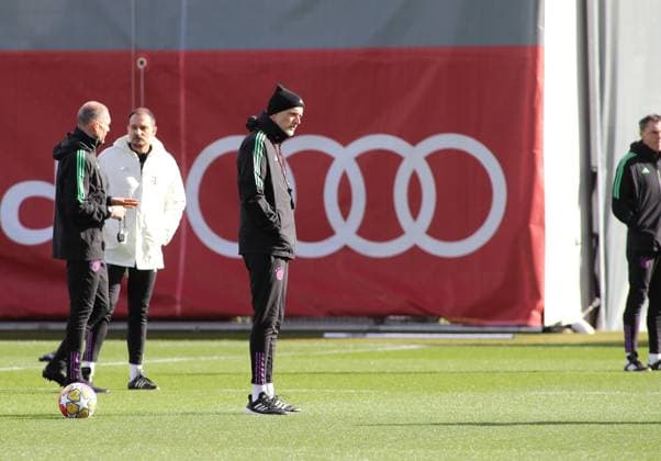 München, Deutschland 13. Februar 2024: Fussball, Herren, Saison 2023 2024, FC Bayern München, Säbener Strasse, Trainingsgelände, Abschlusstraining, Champions League Thomas Tuchel, Trainer (FC Bayern München) steht auf dem Platz und beobachtet das Training, seitlich, im Profil