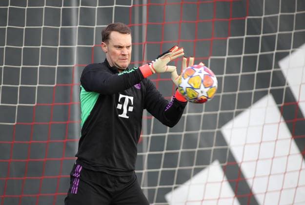 München, Deutschland 13. Februar 2024: Fussball, Herren, Saison 2023 2024, FC Bayern München, Säbener Strasse, Trainingsgelände, Abschlusstraining, Champions League Manuel Neuer (FC Bayern München) fängt einen Ball, Kopf, Oberkörper, Mimik