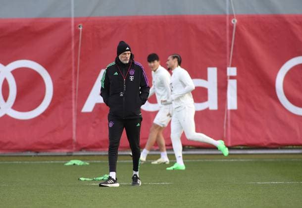 München, Deutschland 13. Februar 2024: Fussball, Herren, Saison 2023 2024, FC Bayern München, Säbener Strasse, Trainingsgelände, Abschlusstraining, Champions League Thomas Tuchel, Trainer (FC Bayern München) geht über den Trianingsplatz, im Hintergrund laufen Minjae Kim, Min-jae Kim (FC Bayern München) und Leroy Sane (FC Bayern München)