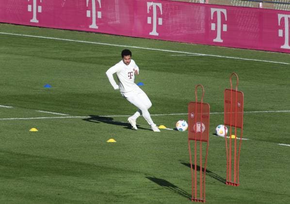 München, Deutschland 13. Februar 2024: Fussball, Herren, Saison 2023 2024, FC Bayern München, Säbener Strasse, Trainingsgelände, Abschlusstraining, Champions League Serge Gnabry (FC Bayern München) beim separaten Training , Aufbautraining am Nebenplatz, sprints,laufen