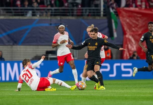 Fussball, Herren, Saison 2023 2024, UEFA Champions League (Achtelfinale, Hinspiel), RB Leipzig - Real Madrid, v. l. Xavi Simons (RB Leipzig), Brahim Diaz (Real Madrid), Xaver Schlager (RB Leipzig), 13.02. 2024, Copyright: xSebastianxRäppold MatthiasxKochx
