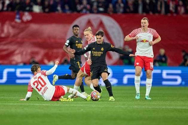 13.02.2024, Fußball, Männer, Champions League, Achtelfinale, 2023 2024, Hinspiel, RB Leipzig - Real Madrid Xavi Simons (20, RB Leipzig), Aktion, Tackling gegen Brahim Diaz (21, Real Madrid) Leipzig Red Bull Arena Sachsen Deutschland