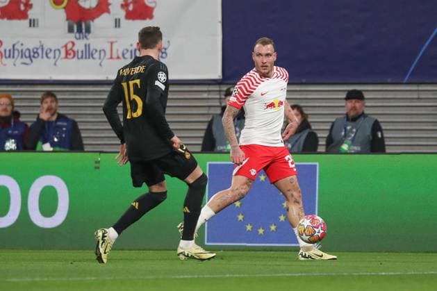 13.02.2024, xgox, Fussball UEFA Champions League 1 8 Finale, RB Leipzig - Real Madrid emspor, v.l. Federico Valverde (Real Madrid, 15), Mohamed Simakan (Leipzig, 2) Zweikampf, Duell, Kampf, tackle (DFL DFB REGULATIONS PROHIBIT ANY USE OF PHOTOGRAPHS as IMAGE SEQUENCES and or QUASI-VIDEO) Leipzig