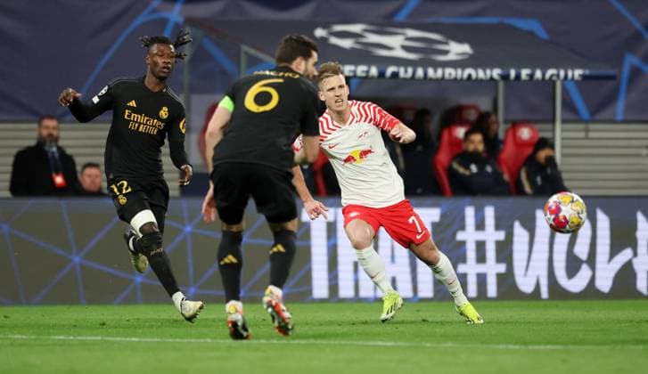 RB Leipzig - Real Madrid Champions League Leipzig, 13.02.2024, Red Bull Arena, Champions League, Achtelfinale , RB Leipzig vs. Real Madrid , Im Bild v.l.: Eduardo Camavinga (12, Real), Nacho Fernandez (6, Real) und Dani Olmo (7, RB Leipzig) ,