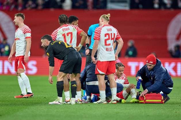 13.02.2024, Fußball, Männer, Champions League, Achtelfinale, 2023 2024, Hinspiel, RB Leipzig - Real Madrid Xavi Simons (20, RB Leipzig), Behandlung, nach Foul, am Boden Leipzig Red Bull Arena Sachsen Deutschland