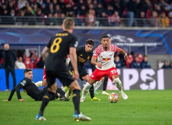 Fussball, Herren, Saison 2023 2024, UEFA Champions League (Achtelfinale, Hinspiel), RB Leipzig - Real Madrid, v. l. Federico Valverde (Real Madrid), Toni Kroos (Real Madrid), Brahim Diaz (Real Madrid), Benjamin Henrichs (RB Leipzig), 13.02. 2024, Copyright: xSebastianxRäppold MatthiasxKochx