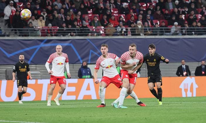RB Leipzig - Real Madrid Champions League Leipzig, 13.02.2024, Red Bull Arena, Champions League, Achtelfinale , RB Leipzig vs. Real Madrid , Tor für Madrid. Torschütze Brahim Diaz (re., 21, Real) trifft zum 0:1. Im Bild v.l.: Xaver Schlager (24, RB Leipzig), Willi Orban (4, RB Leipzig), Lukas Klostermann (16, RB Leipzig) und Torschütze Brahim Diaz (21, Real) ,