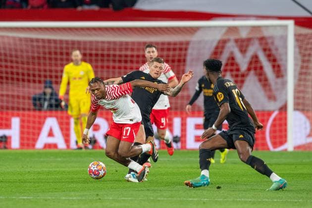 Fussball, Herren, Saison 2023 2024, UEFA Champions League (Achtelfinale, Hinspiel), RB Leipzig - Real Madrid, v. l. Lois Openda (RB Leipzig), Toni Kroos (Real Madrid), Aurelien Tchouameni (Real Madrid), 13.02. 2024, Copyright: xSebastianxRäppold MatthiasxKochx