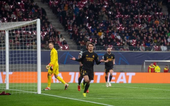 Fussball, Herren, Saison 2023 2024, UEFA Champions League (Achtelfinale, Hinspiel), RB Leipzig - Real Madrid, v. l. Torwart Peter Gulacsi (Leipzig), Brahim Diaz (Madrid), Jubel nach dem Tor zum 1:0, 13.02. 2024, Copyright: xSebastianxRäppold MatthiasxKochx