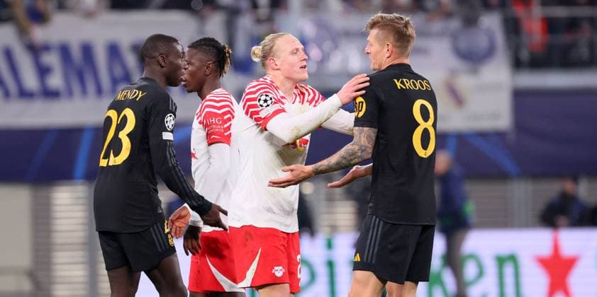 RB Leipzig - Real Madrid Champions League Leipzig, 13.02.2024, Red Bull Arena, Fussball, UEFA Champions League, Achtelfinale , RB Leipzig vs. Real Madrid , Im Bild: Meinungsverschiedenheiten u.a. mit Ferland Mendy (23, Real), Amadou Haidara (8, RB Leipzig), Xaver Schlager (24, RB Leipzig), Toni Kroos (8, Real) . , Only editorial use. , UEFA regulations prohibit any use of photographs as image sequences and or quasi-video ,