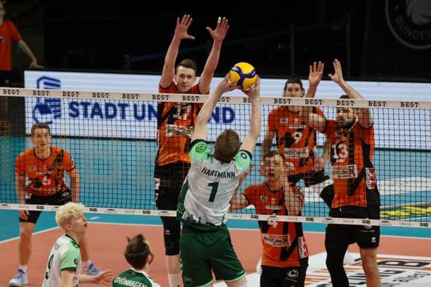 DEU, DVV, 1.VBL, BR Volleys vs. FT1844 Freiburg, 14.02.2024, Max-Schmeling-Halle, Berlin, DEU, DVV, 1.VBL, BR Volleys vs. FT1844 Freiburg, im Bild Marek Sotola (BR Volleys 17), Timo Tammemaa (BR Volleys 4), Timothee Carle (BR Volleys 9), Ruben Schott (BR Volleys 13), Luc Hartmann (C) (FT 1844 Freiburg 1) Foto: Juergen Engler nordphoto GmbH