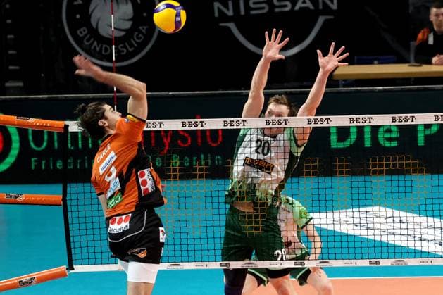 DEU, DVV, 1.VBL, BR Volleys vs. FT1844 Freiburg, 14.02.2024, Max-Schmeling-Halle, Berlin, DEU, DVV, 1.VBL, BR Volleys vs. FT1844 Freiburg, im Bild Timothee Carle (BR Volleys 9), Levi Olson (FT 1844 Freiburg 20) Foto: Juergen Engler nordphoto GmbH