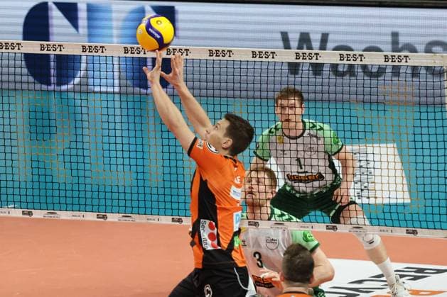 DEU, DVV, 1.VBL, BR Volleys vs. FT1844 Freiburg, 14.02.2024, Max-Schmeling-Halle, Berlin, DEU, DVV, 1.VBL, BR Volleys vs. FT1844 Freiburg, im Bild Johannes Tille (BR Volleys 6), Yannick Harms (FT 1844 Freiburg 3), Luc Hartmann (C) (FT 1844 Freiburg 1) Foto: Juergen Engler nordphoto GmbH
