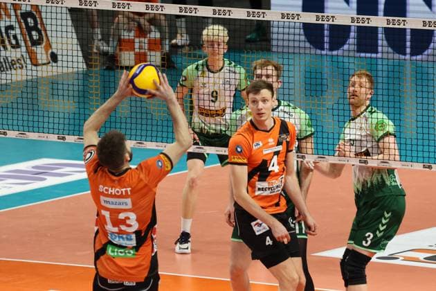 DEU, DVV, 1.VBL, BR Volleys vs. FT1844 Freiburg, 14.02.2024, Max-Schmeling-Halle, Berlin, DEU, DVV, 1.VBL, BR Volleys vs. FT1844 Freiburg, im Bild Ruben Schott (BR Volleys 13), Timo Tammemaa (BR Volleys 4), Yannick Harms (FT 1844 Freiburg 3) Foto: Juergen Engler nordphoto GmbH