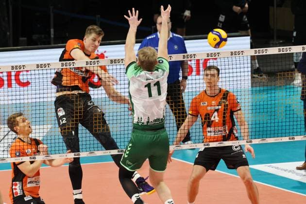 DEU, DVV, 1.VBL, BR Volleys vs. FT1844 Freiburg, 14.02.2024, Max-Schmeling-Halle, Berlin, DEU, DVV, 1.VBL, BR Volleys vs. FT1844 Freiburg, im Bild Saso Stalekar (BR Volleys 12), Timo Tammemaa (BR Volleys 4), Lennart Heckel (FT 1844 Freiburg 11) Foto: Juergen Engler nordphoto GmbH