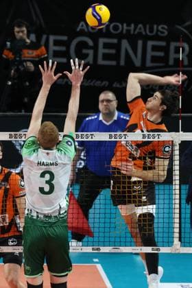 DEU, DVV, 1.VBL, BR Volleys vs. FT1844 Freiburg, 14.02.2024, Max-Schmeling-Halle, Berlin, DEU, DVV, 1.VBL, BR Volleys vs. FT1844 Freiburg, im Bild Timothee Carle (BR Volleys 9), Timo Tammemaa (BR Volleys 4), Yannick Harms (FT 1844 Freiburg 3) Foto: Juergen Engler nordphoto GmbH