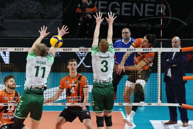 DEU, DVV, 1.VBL, BR Volleys vs. FT1844 Freiburg, 14.02.2024, Max-Schmeling-Halle, Berlin, DEU, DVV, 1.VBL, BR Volleys vs. FT1844 Freiburg, im Bild Timothee Carle (BR Volleys 9), Timo Tammemaa (BR Volleys 4), Yannick Harms (FT 1844 Freiburg 3), Lennart Heckel (FT 1844 Freiburg 11) Foto: Juergen Engler nordphoto GmbH