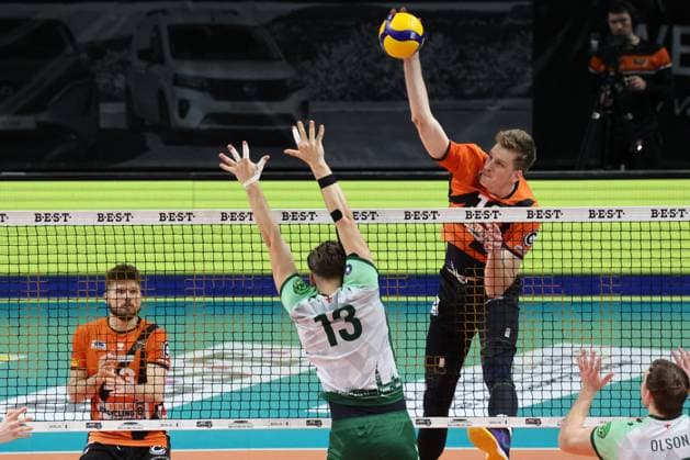 DEU, DVV, 1.VBL, BR Volleys vs. FT1844 Freiburg, 14.02.2024, Max-Schmeling-Halle, Berlin, DEU, DVV, 1.VBL, BR Volleys vs. FT1844 Freiburg, im Bild Saso Stalekar (BR Volleys 12), Pascal Ristl (FT 1844 Freiburg 13) Foto: Juergen Engler nordphoto GmbH