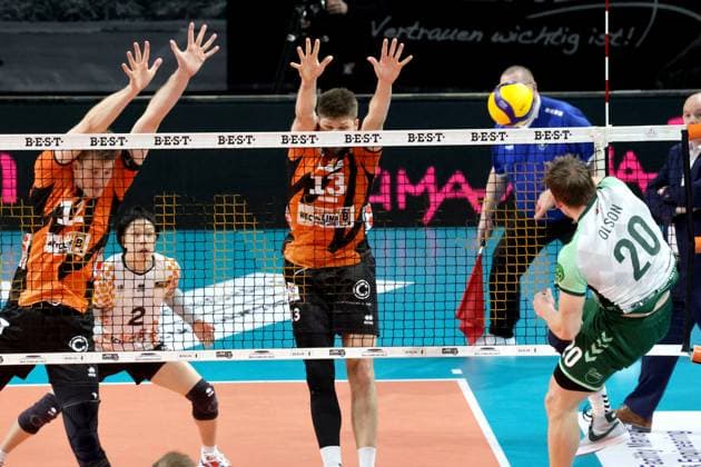 DEU, DVV, 1.VBL, BR Volleys vs. FT1844 Freiburg, 14.02.2024, Max-Schmeling-Halle, Berlin, DEU, DVV, 1.VBL, BR Volleys vs. FT1844 Freiburg, im Bild Saso Stalekar (BR Volleys 12), Ruben Schott (BR Volleys 13), Levi Olson (FT 1844 Freiburg 20) Foto: Juergen Engler nordphoto GmbH