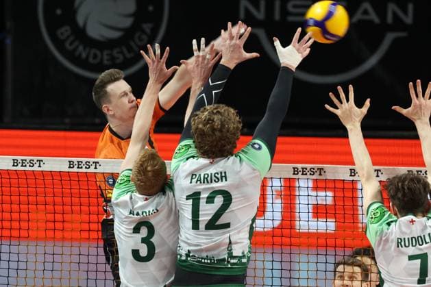 DEU, DVV, 1.VBL, BR Volleys vs. FT1844 Freiburg, 14.02.2024, Max-Schmeling-Halle, Berlin, DEU, DVV, 1.VBL, BR Volleys vs. FT1844 Freiburg, im Bild Marek Sotola (BR Volleys 17), Yannick Harms (FT 1844 Freiburg 3), Ian Parish (FT 1844 Freiburg 12) Foto: Juergen Engler nordphoto GmbH
