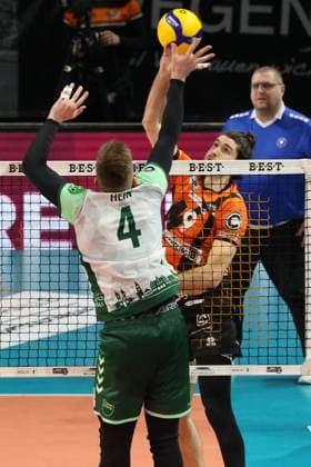 DEU, DVV, 1.VBL, BR Volleys vs. FT1844 Freiburg, 14.02.2024, Max-Schmeling-Halle, Berlin, DEU, DVV, 1.VBL, BR Volleys vs. FT1844 Freiburg, im Bild Timothee Carle (BR Volleys 9), Oliver Hein (FT 1844 Freiburg 4) Foto: Juergen Engler nordphoto GmbH