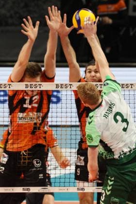 DEU, DVV, 1.VBL, BR Volleys vs. FT1844 Freiburg, 14.02.2024, Max-Schmeling-Halle, Berlin, DEU, DVV, 1.VBL, BR Volleys vs. FT1844 Freiburg, im Bild Saso Stalekar (BR Volleys 12), Timothee Carle (BR Volleys 9), Yannick Harms (FT 1844 Freiburg 3) Foto: Juergen Engler nordphoto GmbH