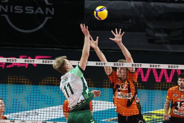 DEU, DVV, 1.VBL, BR Volleys vs. FT1844 Freiburg, 14.02.2024, Max-Schmeling-Halle, Berlin, DEU, DVV, 1.VBL, BR Volleys vs. FT1844 Freiburg, im Bild Saso Stalekar (BR Volleys 12), Lennart Heckel (FT 1844 Freiburg 11) Foto: Juergen Engler nordphoto GmbH