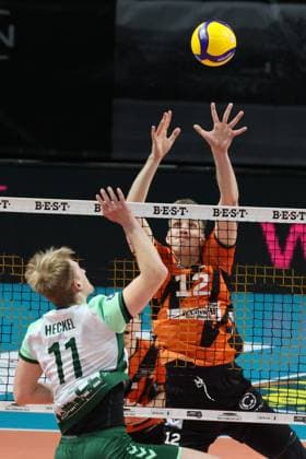 DEU, DVV, 1.VBL, BR Volleys vs. FT1844 Freiburg, 14.02.2024, Max-Schmeling-Halle, Berlin, DEU, DVV, 1.VBL, BR Volleys vs. FT1844 Freiburg, im Bild Saso Stalekar (BR Volleys 12), Lennart Heckel (FT 1844 Freiburg 11) Foto: Juergen Engler nordphoto GmbH
