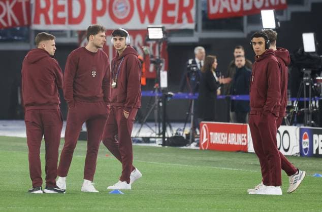 Spieler 1 (SS Lazio Rom ), Spieler 2 (FC Bayern Muenchen ), SS Lazio Rom vs. Bayern Muenchen, Champions-League, Achtelfinale, Hinspiel, Saison 2023-24, 14.02.2024, SS Lazio Rom vs. Bayern Muenchen, Champions-League, Achtelfinale, Hinspiel, Saison 2023-24, 14.02.2024, Rom Copyright: xEibner-Pressefoto JoergxNiebergax EP_EER