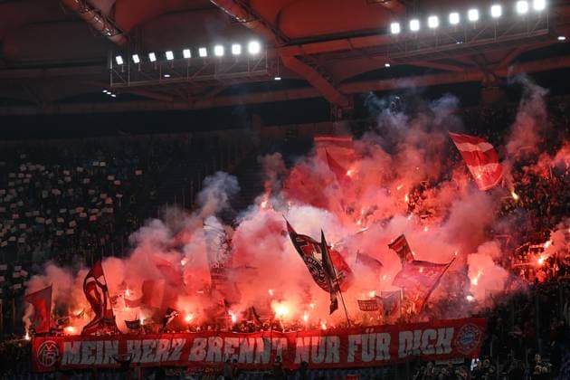Rom, Stadio Olimpico, 14.02.24, GER, Herren, UEFA Champions League, Saison 2023-2024, Lazio Rom - FC Bayern Muenchen Bild: Fankurve, Fans, Fanblock Bayern Feuer, Rauch, Bengali, Bengalis, bengalisches Feuer, zuenden Feuerwerk, Rauchbombe Only for editorial use! UEFA regulations prohibit any use of photographs as image sequences and or quasi-video. Italien