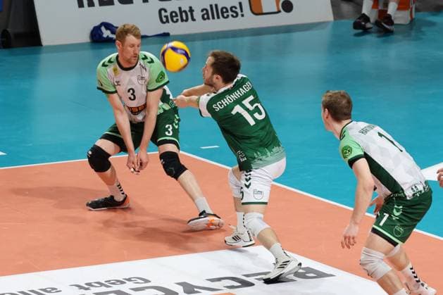DEU, DVV, 1.VBL, BR Volleys vs. FT1844 Freiburg, 14.02.2024, Max-Schmeling-Halle, Berlin, DEU, DVV, 1.VBL, BR Volleys vs. FT1844 Freiburg, im Bild Ballannahme von Jonathan Schoenhagen (FT 1844 Freiburg 15), Yannick Harms (FT 1844 Freiburg 3) Foto: Juergen Engler nordphoto GmbH