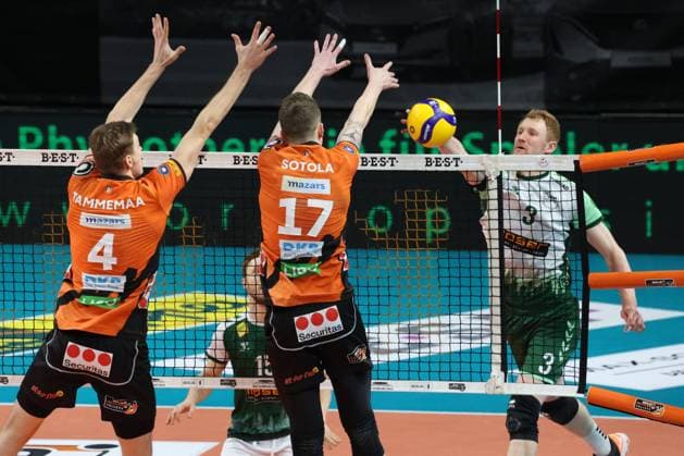 Sport Bilder des Tages DEU, DVV, 1.VBL, BR Volleys vs. FT1844 Freiburg, 14.02.2024, Max-Schmeling-Halle, Berlin, DEU, DVV, 1.VBL, BR Volleys vs. FT1844 Freiburg, im Bild Timo Tammemaa (BR Volleys 4), Marek Sotola (BR Volleys 17), Yannick Harms (FT 1844 Freiburg 3) Foto: Juergen Engler nordphoto GmbH