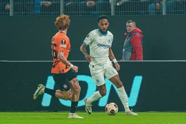 Yukhym Konoplya (Schachtar Donezk, 26), Pierre-Emerick Aubameyang (Olympique de Marseille, 10) GER, Schachtar Donezk vs. Olympique de Marseille, Fussball, Europa League, Play-offs, Saison 2023 2024, 15.02.2024 GER, Schachtar Donezk vs. Olympique de Marseille, Fussball, Europa League, Play-offs, Saison 2023 2024, 15.02.2024 Hamburg Copyright: xEibner-Pressefoto MarcelxvonxFehrnx EP_MFN