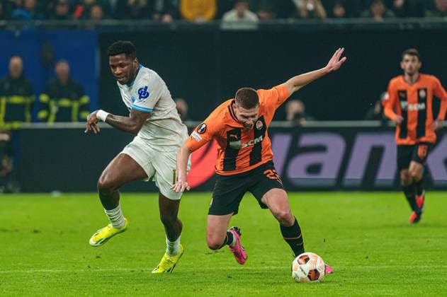 Faris Moumbagna (Olympique de Marseille, 14), Novatus Miroshi (Schachtar Donezk, 25) GER, Schachtar Donezk vs. Olympique de Marseille, Fussball, Europa League, Play-offs, Saison 2023 2024, 15.02.2024 GER, Schachtar Donezk vs. Olympique de Marseille, Fussball, Europa League, Play-offs, Saison 2023 2024, 15.02.2024 Hamburg Copyright: xEibner-Pressefoto MarcelxvonxFehrnx EP_MFN