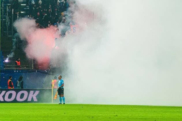 Sport Bilder des Tages Linienschiedsrichter im Nebel von Pyrotechnik Begalo Fans Ultras Olympique de Marseille GER, Schachtar Donezk vs. Olympique de Marseille, Fussball, Europa League, Play-offs, Saison 2023 2024, 15.02.2024 GER, Schachtar Donezk vs. Olympique de Marseille, Fussball, Europa League, Play-offs, Saison 2023 2024, 15.02.2024 Hamburg Copyright: xEibner-Pressefoto MarcelxvonxFehrnx EP_MFN