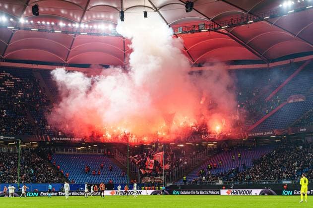 Sport Bilder des Tages Pyrotechnik Begalo Fans Ultras Olympique de Marseille GER, Schachtar Donezk vs. Olympique de Marseille, Fussball, Europa League, Play-offs, Saison 2023 2024, 15.02.2024 GER, Schachtar Donezk vs. Olympique de Marseille, Fussball, Europa League, Play-offs, Saison 2023 2024, 15.02.2024 Hamburg Copyright: xEibner-Pressefoto MarcelxvonxFehrnx EP_MFN